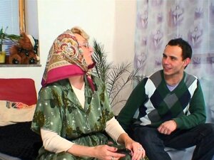 Jeux de grand-mère avec une femme mature et solitaire