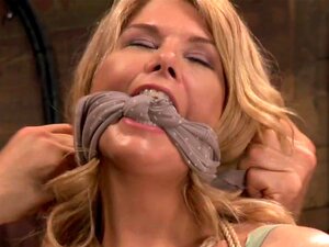 Grosse salope blonde à gros seins détruite par des orgasmes