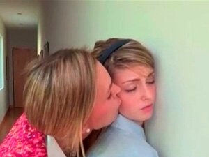 Milf et mignonne se lèchent la chatte. scène de léchage de chatte