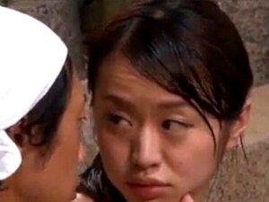 Femme japonaise asiatique au corps parfait baisée dans un bain