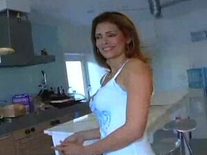 La maman chaude Monique Fuennettes joue avec son mec
