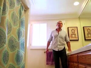 La beauté tan mignonne Tomi Taylor surprend son beau-père en train