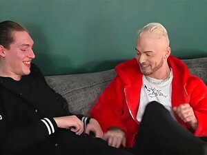 Jake Hunter anal à grosses bites élève le gay britannique Koby