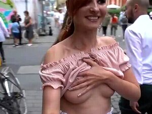 Jeny Smith montre ses seins parfaits à des inconnus dans la rue en