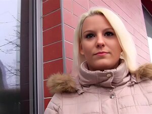 Une blonde tchèque à gros seins se fait baiser par une énorme bite