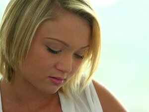 Beauté blonde fraîche et bien foutue. Une blonde fraîche et ferme