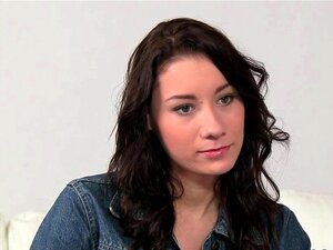 Les lesbiennes aux chattes rasées font un casting. Une agente