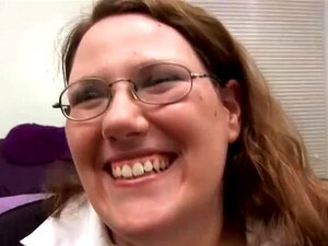 Grosse nana de rue avec des lunettes suce une grosse bite. Grosse nana