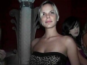 Les petites putes à gros seins montrent leurs parties chaudes à une