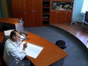 Le docteur baise un patient à la réception
