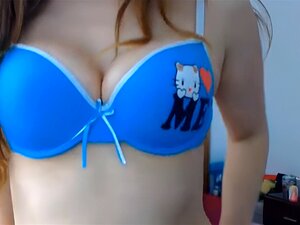 Une mignonne asiatique spéciale qui est fan de sous-vêtements hello