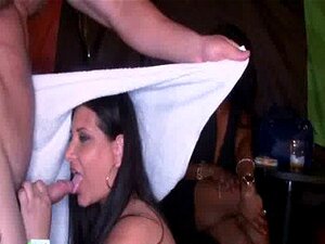 03 Jolies follesNoix ! Des strip-teaseuses se font sucer et baiser à