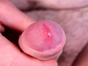 Super gros plan et ralenti tout en masturbant une petite bite et en