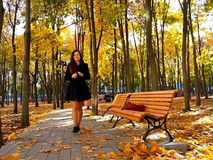 Automne chaud - PAS DE PANTALON # Up Coat NO PANTS dans un parc public