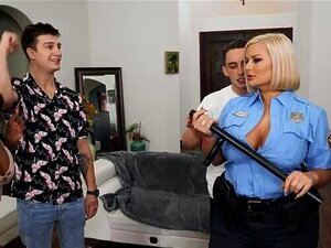 La magnifique maman mammaire Julie Cash dans une scène XXX de cumshot