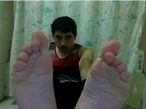 pieds masculins droits sur webcam