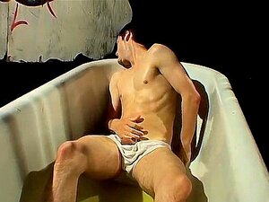 Du sperme dégouline du cul porno gay Frat Piss : Kaleb Scott !