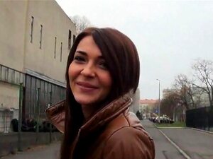 Petite brune amateur Eurobabe bourrée pour beaucoup d'argent. Petite