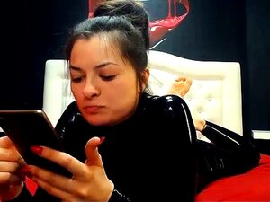 Regardez une brune séductrice exhiber son latex. Cette vidéo amateur