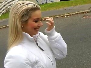 Nana sexy avec une pipe perçante
