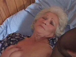 Mamie s'envoie en l'air avec un mec plus jeune. On a cette mamie qui