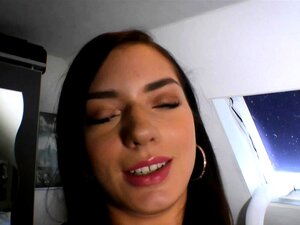 Une mignonne allemande fraîche goûte un gode de maman pour se