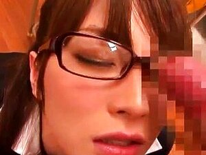 Une prof japonaise reçoit une éjaculation faciale sur ses lunettes