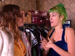 Girls Out West - Les copines lesbiennes goûtent à leurs chattes