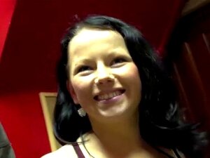 Une salope hollandaise à gros seins chevauche une bite