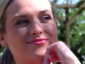 Jolie salope jaune Vinna Reed dans une vidéo de sexe de groupe