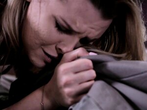 Étudiante mignonne expulsée à la recherche d'un nouvel endroit pour