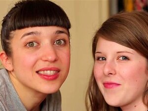 Action avec strapon avec Jada et Paulita