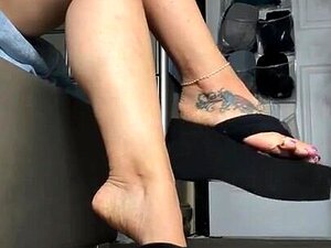 Les pieds de Lalin Girl dans des tongs de plateforme