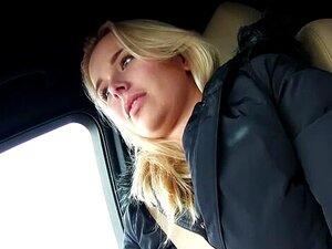 Blonde coquine baisée dans une voiture