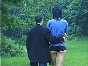 grosse MILF baisée dans le parc d'un château (partie 1 de 2)