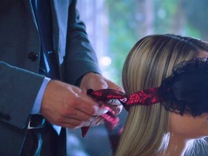 Une étudiante curieuse reçoit la leçon d'une vie. Lexie interviewe