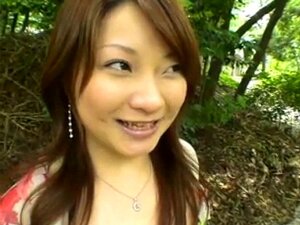 Un couple de mignonnes lesbiennes japonaises s'embrassent