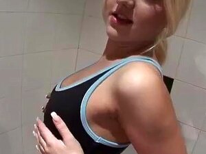 CutiesGalore présente Vania, le joyau de l'équipe de natation de la