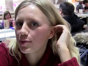 Deux blondes sucent des bites dans les toilettes d'un McDonald's