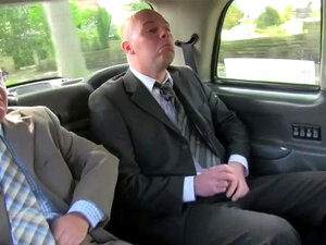 Grosse bite mature en sandwich dans un taxi