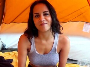 Mofos - Sexy Latina se fait baiser dans une tente