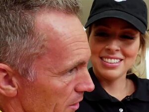 Les belles-filles coquines décident de changer de beau-père pour un