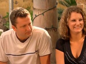 Un couple débutant profite de regarder leur première orgie