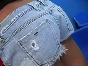Gorge profonde géniale - Une fille chaude suce une bite à travers le