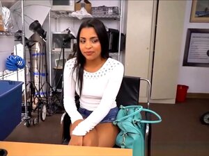 Petite Latina mignonne, casting porno pour la première fois avec une