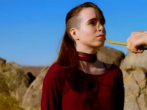 La petite masochiste soumise et hardcore Brooke Johnson boit de la