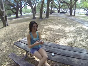  Cette beauté de 20 ans, Chloe, que j'ai rencontrée dans un parc, a