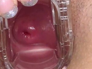 La mignonne tchèque perverse écarte sa chatte juteuse à l'extrême.