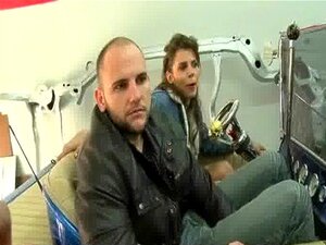 Du sexe contre de l'argent transforme une fille timide en salope 23