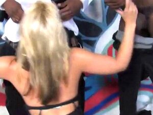 Éjac faciale pour une salope blonde suçant de grosses bites